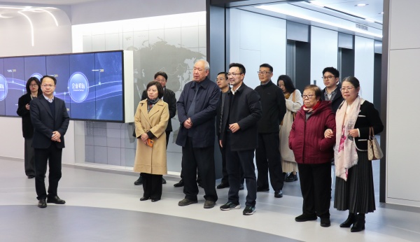 周國富率浙江大學(xué)校友代表團(tuán)考察托普云農(nóng)